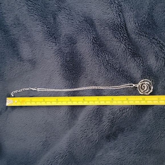 Avon Elegant Silver Swirl Necklace and Earring Set New In Box - Picture 8 of 9